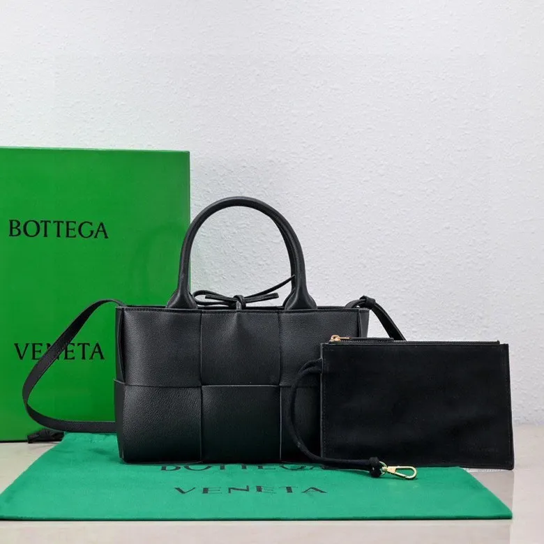 Batch 1460 🔥🔥🔥BV mini tote bag🟡🟡🟡Arco tote finally has a mini version this season. I love this size💯I have always been fond of tote bags because it has no complicated design, is simple and neat, and is easy to match with daily clothes🍒🍒Key point key point! It is equipped with a detachable shoulder strap, suitable for commuting and casual wear in any occasion👏👏Model number: 9894#, size: 25x16x8cm, pebbled black